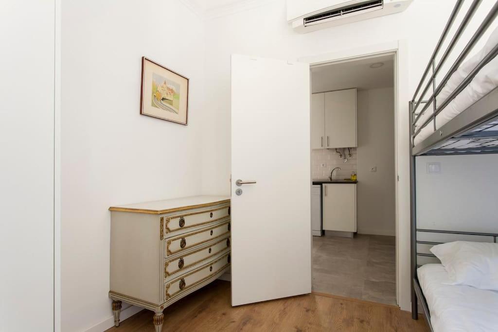 Near The River 3 Bedrooms Flat, With Ac For 9