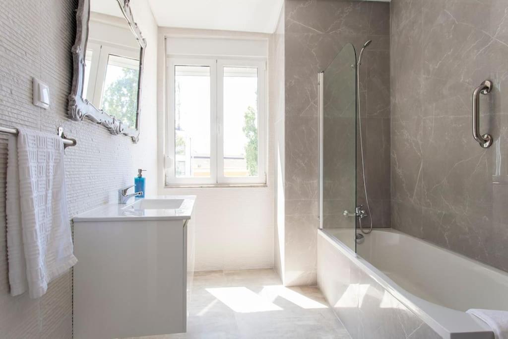 Near The River 3 Bedrooms Flat, With Ac For 9 *